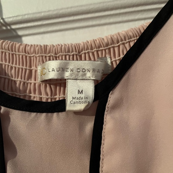 Light pink and black dressy top! Super cute with jeans and small heal or flats - Picture 4 of 4